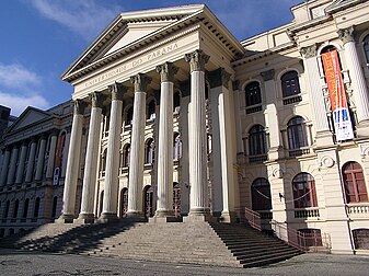 L’Universidade Federal do Paraná à Curitiba, première université du Brésil, fondée en 1912. (définition réelle 2 288 × 1 712*)