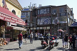 Een plein in de marktwijk van Üsküdar, net ten noordoosten van de haven.