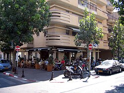 A street cafe in Florentin