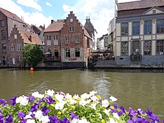 Maisons anciennes au bord de l'eau.