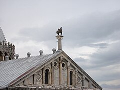 Salinan griffin perunggu di atap katedral