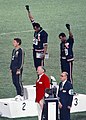 La celebre cerimonia di premiazione dei 200 metri ai Giochi della XIX Olimpiade di Città del Messico. Primo classificato è Tommie Smith, secondo l'australiano Peter Norman. Carlos è terzo.