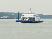 Un navire de transport de voitures sur un cours d'eau.