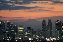 新宿站侧高层大楼群与富士山