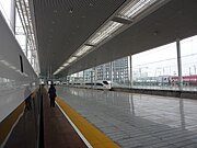 已退出運營的CRH3C和CRH380A型列車停靠在無錫站