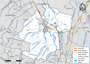 Carte en couleur présentant le réseau hydrographique de la commune