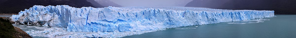 Telení z čela ledovce Perito Moreno v Patagonii, Argentina.