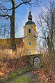 Kirche (mit Ausstattung), Kirchhof und Einfriedungsmauer mit Kirchhofstor, sieben Grabmale und Erbbegräbnis