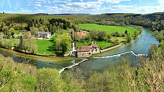 Vue générale du château et ses dépendances.