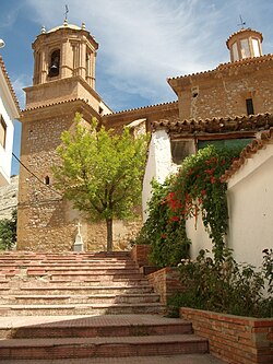 Anvista d'una carrera de Foz-Calanda, con a ilesia de Sant Chuan Baptista