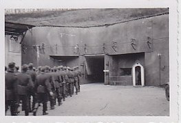 Devant l'entrée des munitions.