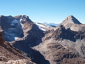 Vue depuis le mont d'Ambin au nord du glacier Sommeiller (au centre) et du glacier d'Ambin (à gauche) dominés par la pointe Sommeiller (à gauche) et la Rognosa d'Etiache (à droite).