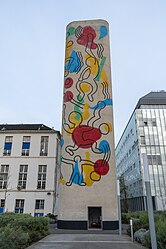 Tour Keith Haring, 1987. Hôpital Necker-Enfants malades, Paris. Ancien escalier de secours, désaffecté aujourd'hui, de la clinique chirurgicale : 27̈ x 13m, de section rectangulaire aux bords arrondis, elle est peinte sur les deux "faces".