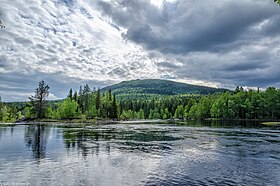 Le Kivakkatunturi, en avant plan les rapides Kivakkakoski de l'Oulankajoki.