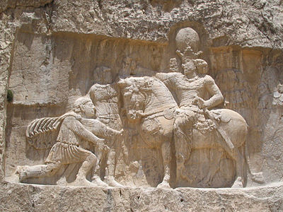 Una escultura en baix relleu a Naqsh-e Rostam (Iran), que representa el triomf de Sapor I sobre l'emperador romà Valerià