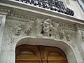 Immeuble au no 78 : porte d'entrée avec haut-relief.