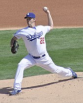 Un joueur de baseball en train de lancer une balle.