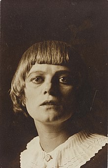 Porträt von Emmy Hennings auf einer Ansichtskarte (ca. 1906–1910)