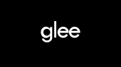 La palabra «Glee» escrita en blanco sobre un fondo negro.