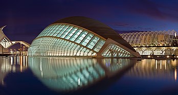 Vue au crépuscule de l’Hemisfèric à la Ciutat de les Arts i les Ciències (Cité des Arts et des Sciences) de Valence (Communauté valencienne, Espagne). (définition réelle 5 338 × 2 709*)