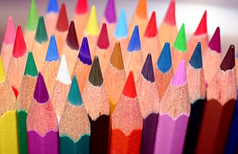 Assortiment de crayons de couleurs. Ces crayons utilisent des mines faites de pigments mélangées à de l'argile et de la gomme ou de la résine. Ils sont apparus au début du XXe siècle et leur emploi s'est généralisé dans la seconde moitié du siècle. (définition réelle 3 456 × 2 304*)