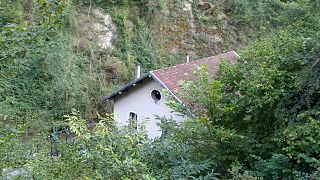 Toit d'un bâtiment et une partie d'un transformateur électrique.