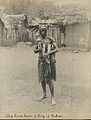 Chef asante portant un afena vers 1890.