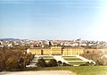 Vista do palácio ao fundo do parque