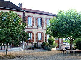 The town hall in Étigny