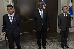 左から岸、米国のロイド・オースティン国防長官、韓国の李鐘燮国防部長官（2022年6月11日）