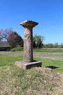 Colonne cylindrique en pierre, le socle et le chapiteau sont carrés.