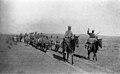 Au Maroc, Légionnaires en marche. Deux hommes ont un âne à monter et se l'échange toutes les heures (années 1920).