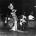 ガムランの伴奏で踊るバリ島のレゴン、1971年