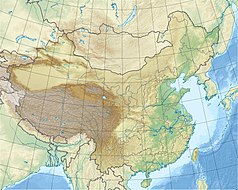 Mapa konturowa Chin, po prawej nieco na dole znajduje się czarny trójkącik z opisem „Lu Shan - 庐山”