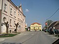 Centre d'Ilok avec la mairie à gauche et la bibliothèque au centre