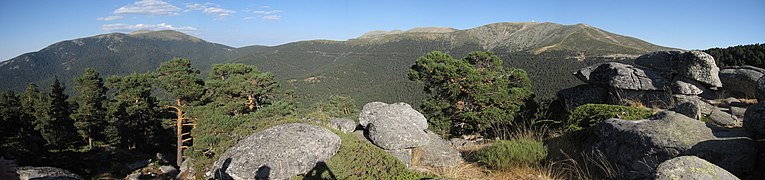 Peñalara and the north face of Cuerda Larga seen from the viewpoint of La Gallarza