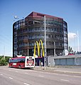Mikko Heikkinen ja Markku Komonen, McDonaldsin toimistorakennus, 1997. Julkisivua jäsentävät elementit ovat nykyajan arkkitehtuurin ornamentteja.