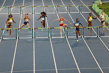 Die Finalistinnen an der letzten Hürde: In der Mitte: Dalilah Muhammad (Bahn 3) vor Sara Slott Petersen (B. 4) und Ashley Spencer (B. 6) / links: Zuzana Hejnová und Ristananna Tracey (außen) / rechts: Leah Nugent und Eilidh Doyle (innen) / nicht im Bild: Janieve Russell