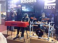 Rhodes（英语：Fender Rhodes） Mark 7（2009）正在表演中被使用