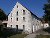 vue du pignon d'un bâtiment à trois étages de fenêtres