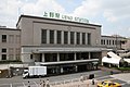上野駅。東北方面の人々にとって、1991年まで「東京の玄関」であり、また故郷へ帰るための駅でもあった。1977年の演歌『津軽海峡・冬景色』の歌詞も当駅発の夜行列車の描写から始まる。