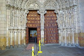 Detalle de la portada de San Vicente de Ávila