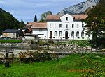 La mairie avec devant un ruisseau.