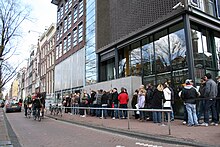 Queue devant le musée Anne Franck