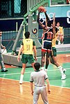 Szene aus dem Vorrundenspiel des Basketballturniers gegen die USA (87:102) in Seoul 1988