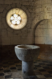 Les fonts baptismaux de l'église Sainte-Blaise de Lacommande, Pyrénées-Atlantiques.