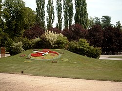 Massif de fleurs dans le parc de la Pépinière à Nancy