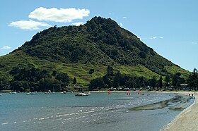 Vue du Mauao depuis une plage de Mount Maunganui.