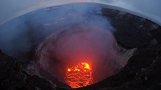 5月6日のハレマウマウ火口のオーバールック火口。5日前には火口縁すれすれまで溶岩湖があった。