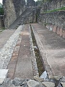 Entre el teatro y el odeón, letrinas con un canal central.